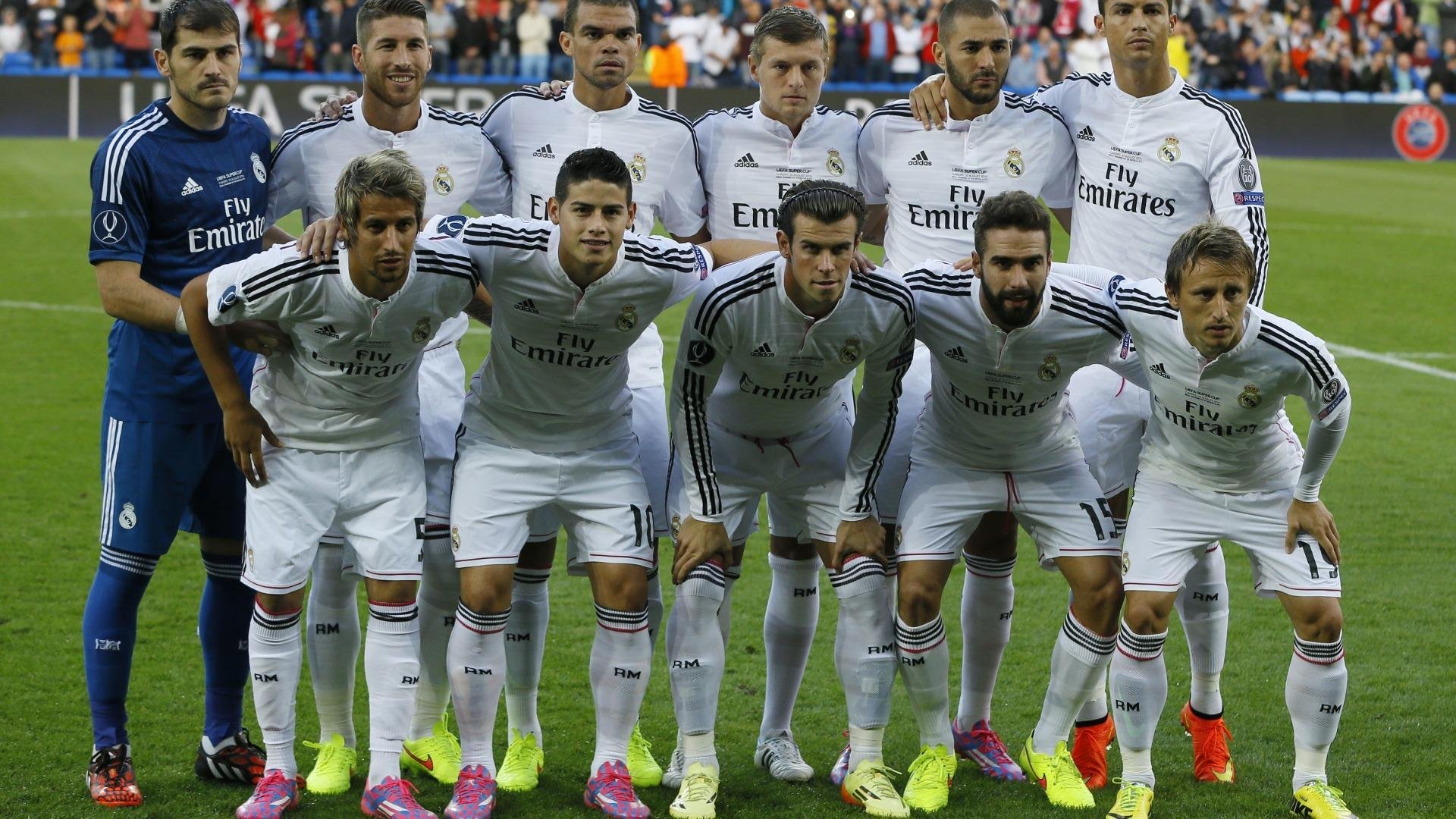 国际体坛巨星足球精彩瞬间：场上对决，踢足球的国际巨星